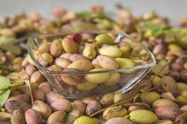 Glasses bowl with fresh pistachio — Stock Photo, Image