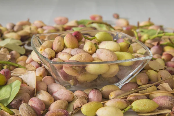 Glasses bowl with fresh pistachio — Stock Photo, Image