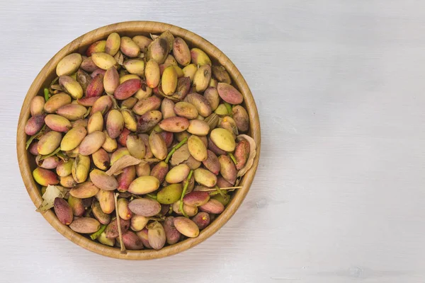 Wooden bowl with fresh pistachio of Bront — Stock Photo, Image