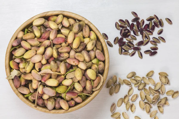 Wooden bowl with fresh pistachio of Bront — Stock Photo, Image