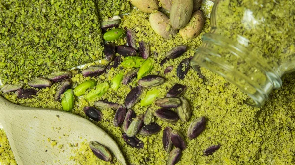 Grüne Pistazienkekse aus Bronte mit Kochlöffel und Gläsern — Stockfoto