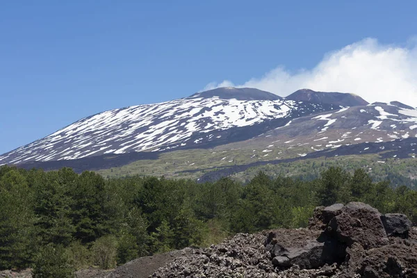 Vulkanen Etna i blå himmel — Stockfoto