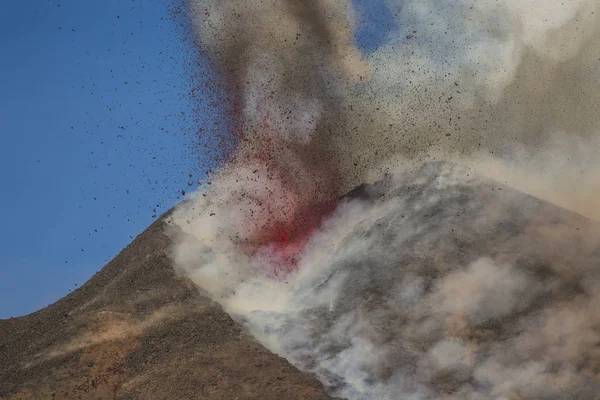 Извержение вулкана Этна на Сицилии — стоковое фото