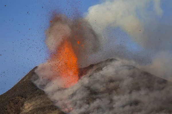 Eruzione del vulcano Etna in Sicilia — Foto Stock