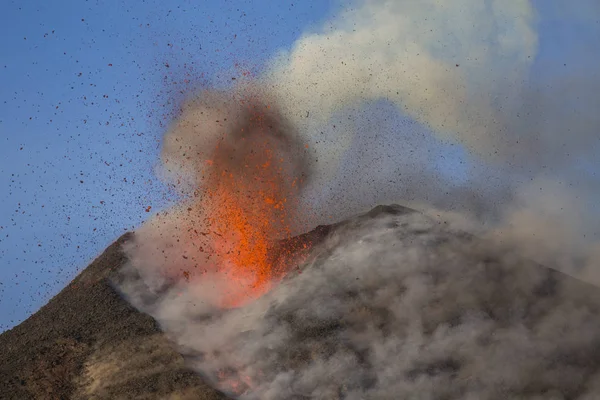 Eruzione del vulcano Etna in Sicilia — Foto Stock