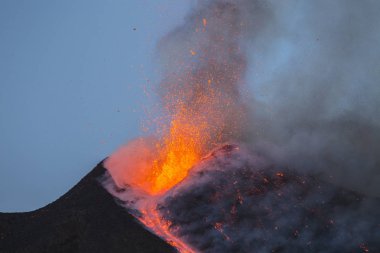 Sicilya Etna volkan Erüpsiyonu