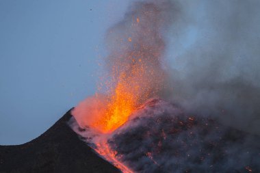 Sicilya Etna volkan Erüpsiyonu