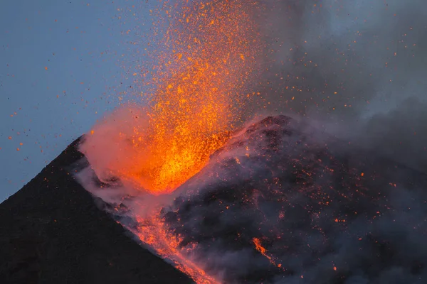 Uitbarsting van de vulkaan Etna op Sicilië — Stockfoto