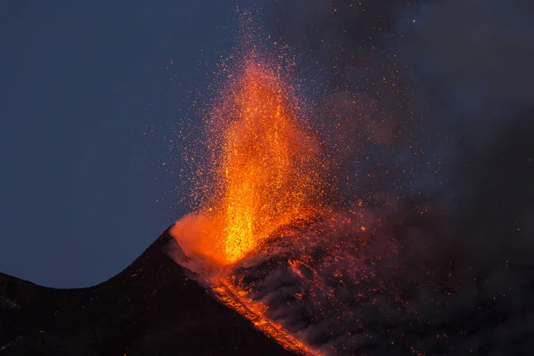 Erupción del volcán Etna en Sicilia — Foto de Stock