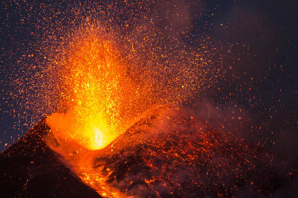 Извержение вулкана Этна на Сицилии
