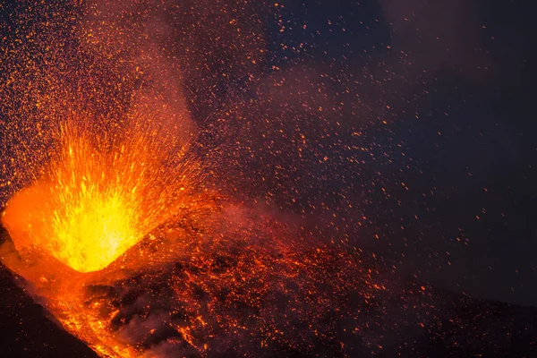 Kitörés a vulkán-Etna, Szicília — Stock Fotó