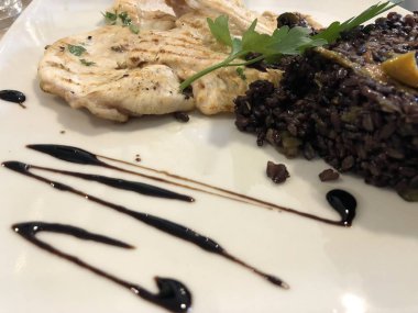 tavuk ve pirinç beyaz plaka üzerinde