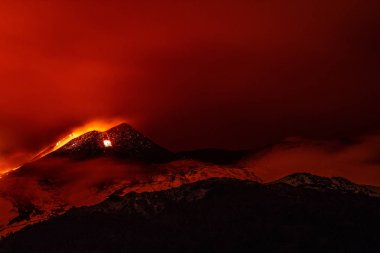 Volkan Erüpsiyonu manzara geceleri - Sicilya Etna Dağı