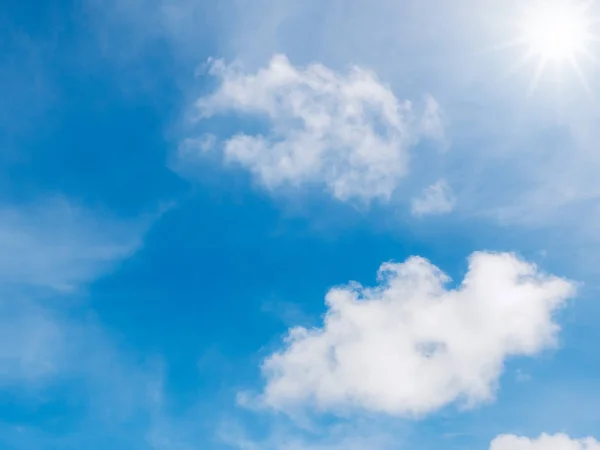 Wolken op de blauwe hemel en zon Stockafbeelding