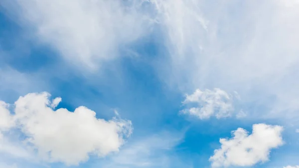 Wolken op blauwe lucht Stockfoto