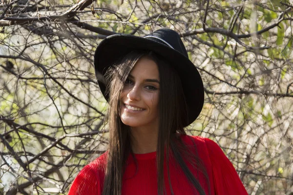 Menina bonita na floresta com chapéu de outono — Fotografia de Stock