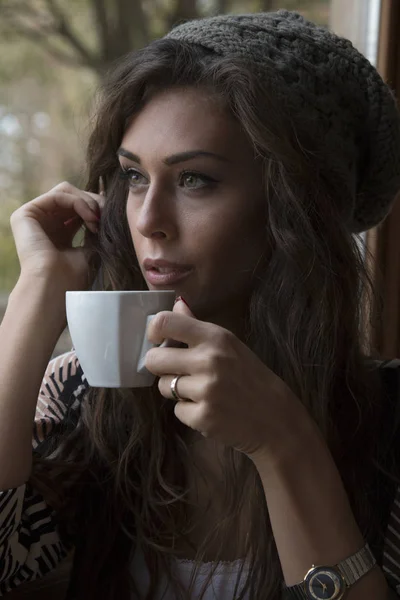 Krásná dívka pití kávy — Stock fotografie