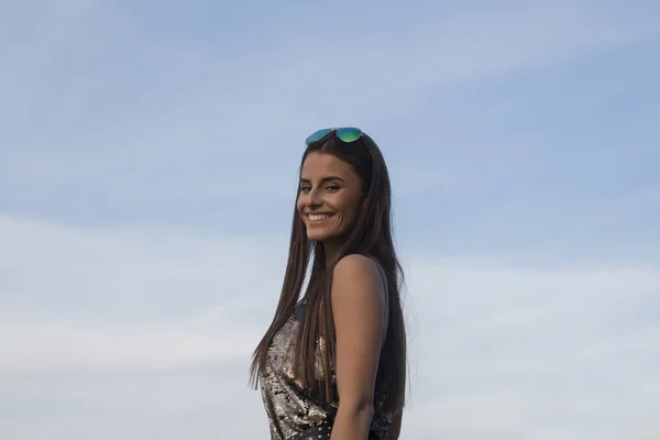 Menina elegante bonita com óculos de sol — Fotografia de Stock