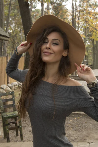 Hermosa chica con sombrero de otoño — Foto de Stock
