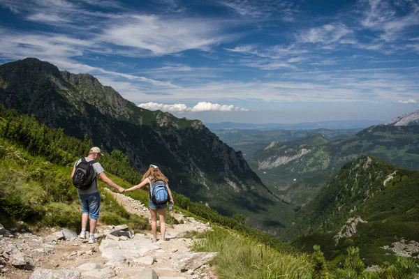 Tatra Polonya, erkek ve kız, görüntülemek dağlardan