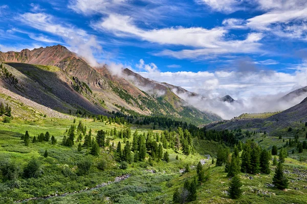 Vacker himmel över utmärkt berget dalen — Stockfoto
