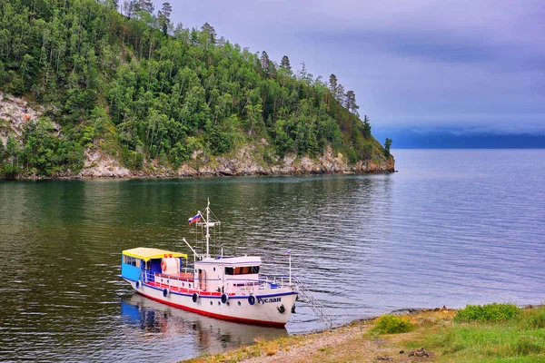LAGO BAIKAL, IRKUTSK REGION, RUSSIA - 28 luglio 2016: Paesaggio di Baikal con uno yacht a piedi sulla riva della piccola baia — Foto Stock