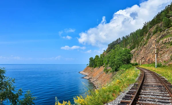 Parcela Circum-Baikal ferrocarril cerca de la orilla empinada del lago Baikal —  Fotos de Stock