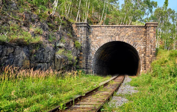 Fachada de uno de los muchos túneles en el ferrocarril Circum-Baikal —  Fotos de Stock