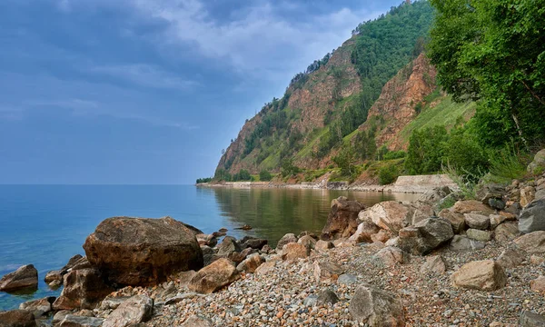 Roca en las orillas de Baikal — Foto de Stock