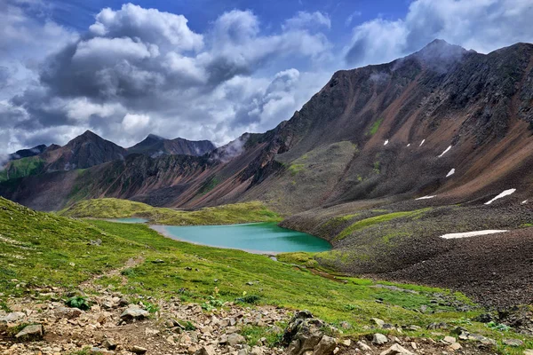 Lindo lago na montanha tundra — Fotografia de Stock