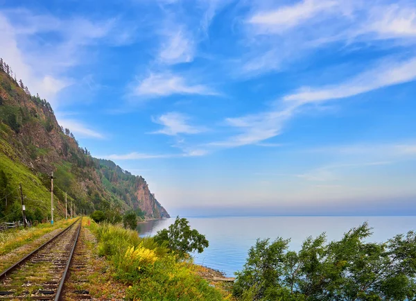 Spoorweg in de buurt van het Baikalmeer en mooie hemel Stockfoto