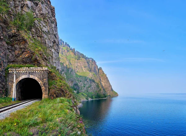 Spoorwegtunnel op de rand van land van diepste Baikalmeer Stockafbeelding