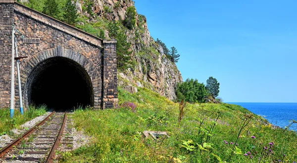 Ferrocarril Circum-Baikal. Arco galería túnel número 18-bis "Kirkerey-3 " —  Fotos de Stock