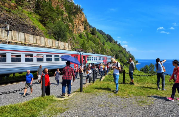 Kirkirey, regio Irkoetsk - juli, 29,2016: Toeristen uit verschillende landen bezoeken van de bezienswaardigheden van Circum-Baikal Railway Rechtenvrije Stockfoto's