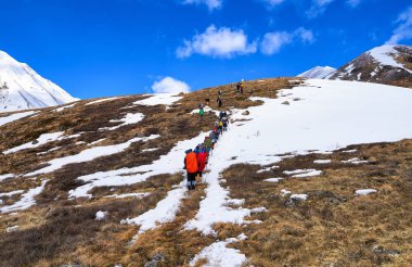 Munch-Sardyk, Buryatia, Rusya Federasyonu - Nisan 30.2016: dağcılar yaklaşım önünde yamaca dağını ayak