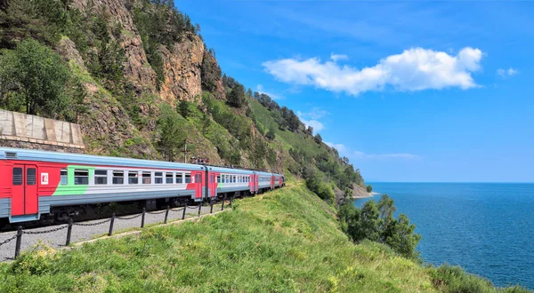 Kirkirey, Irkutsk bölgesi, Rusya Federasyonu - Temmuz, 29,2016: Baykal Express. Turistik tren seyahat