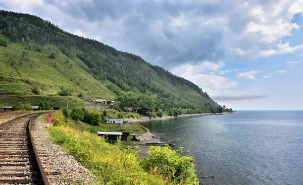 Spoorweg en dunbevolkte dorp aan de oever van Lake Baikal Rechtenvrije Stockfoto's