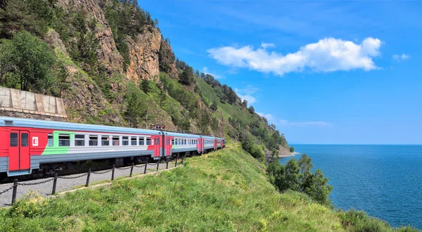 Kirkirey, regio Irkoetsk - juli, 29,2016: Baikal Express. Toeristische treinreizen Stockfoto
