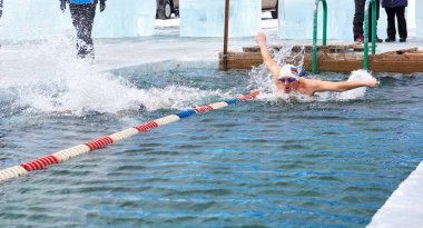 Sahyurta, Irkutsk bölgesi, Rusya Federasyonu - 11.2017 Mart: Baykal fincan. Bölgelerarası kış Yüzme yarışmaları