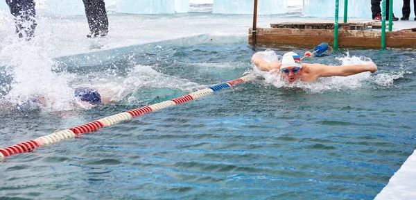 바이칼의 Sahyurta, 이르쿠츠크, 러시아-11.2017 3 월: 컵. 국제 겨울 수영 대회 — 스톡 사진