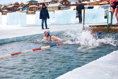 Sahyurta, Irkutsk bölgesi, Rusya Federasyonu - 11.2017 Mart: Baykal fincan. Yüzme kış. 25 metre kelebek. Erkekler
