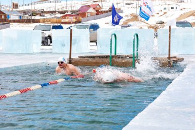 Sahyurta, Irkutsk bölgesi, Rusya Federasyonu - 11.2017 Mart: Baykal fincan. Yüzme kış. 25 metre kelebek. Erkekler