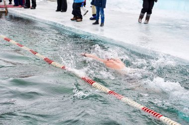 Sahyurta, Irkutsk bölgesi, Rusya Federasyonu - 11.2017 Mart: Baykal fincan. Yüzme kış. 25 metre kelebek. Erkekler