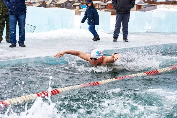 바이칼의 Sahyurta, 이르쿠츠크, 러시아-11.2017 3 월: 컵. 수영 겨울. 나비 25 미터. 남자 — 스톡 사진
