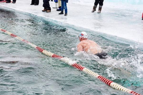 바이칼의 Sahyurta, 이르쿠츠크, 러시아-11.2017 3 월: 컵. 수영 겨울. 나비 25 미터. 남자 — 스톡 사진