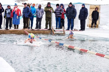 Sahyurta, Irkutsk bölgesi, Rusya Federasyonu - 11.2017 Mart: Baykal fincan. Kış Yüzme yarışmaları