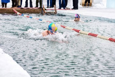 Sahyurta, Irkutsk bölgesi, Rusya Federasyonu - 11.2017 Mart: Baykal fincan. Kış Yüzme yarışmaları