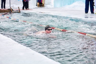 Sahyurta, Irkutsk bölgesi, Rusya Federasyonu - 11.2017 Mart: Baykal fincan. Kış Yüzme yarışmaları