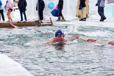 Sahyurta, Irkutsk bölgesi, Rusya Federasyonu - 11.2017 Mart: Baykal fincan. Kış Yüzme yarışmaları