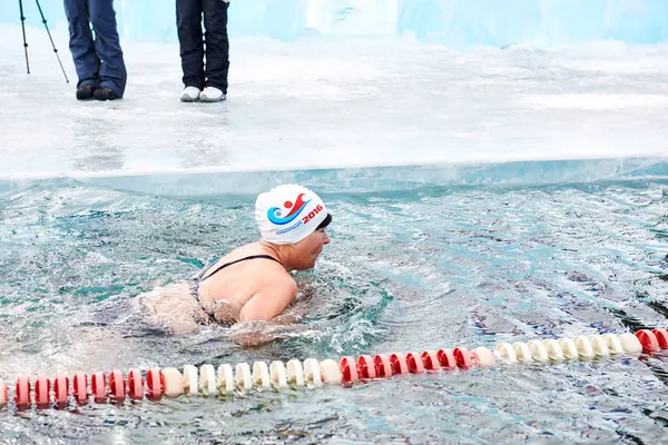 SAHYURTA, REGIÓN IRKUTSK, RUSIA 11 de marzo de 2017: Copa de Baikal. Concursos de natación de invierno — Foto de Stock